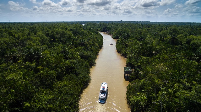 Barco no Rio Amazonas