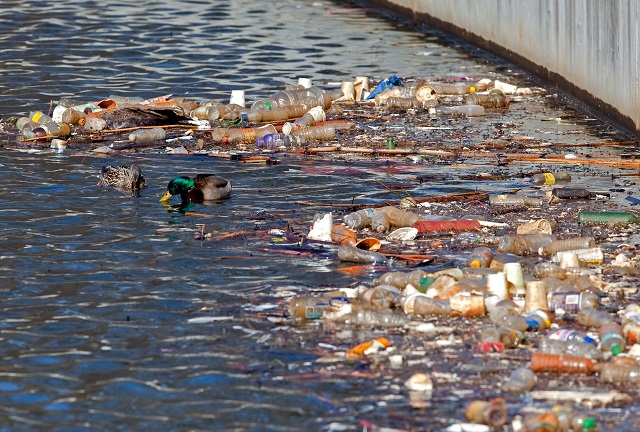Rio com lixo