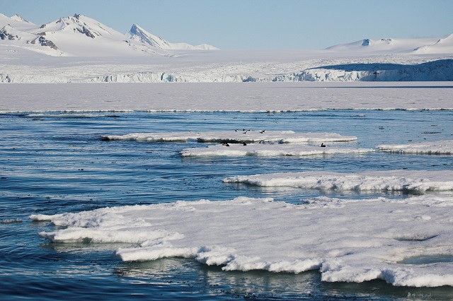 Montanhas de gelo no Ártico