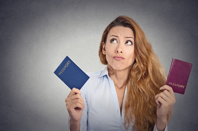 Mulher segurando dois passaportes
