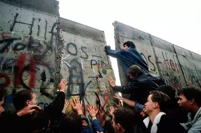 Pessoas derrubando o muro de Berlim
