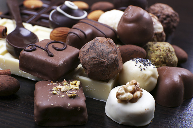 A versão mais saudável é o chocolate amargo pois possui menos açúcares