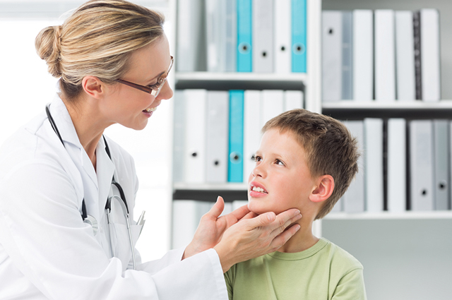 Médica examinando menino