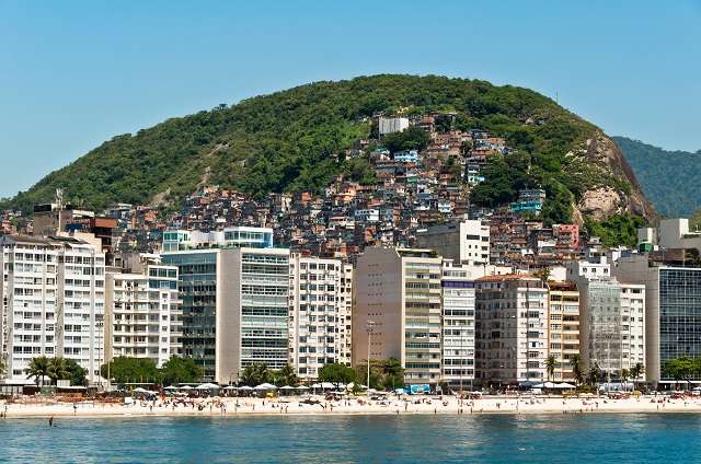 Edifícios de luxo e favela